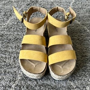 Universal Thread Yellow Espadrilles platform sandals